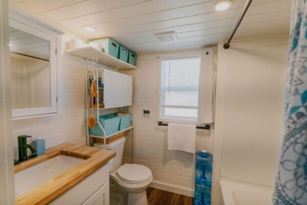 GORGEOUS Tiny with a BATHTUB - Image 6