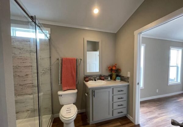 Drake 1 bed/1 bath 782 sq foot - Image 6